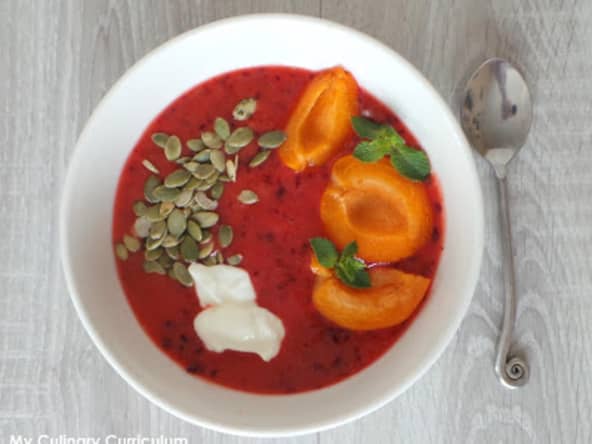 Smoothie bowl prunes, nectarines et cerises