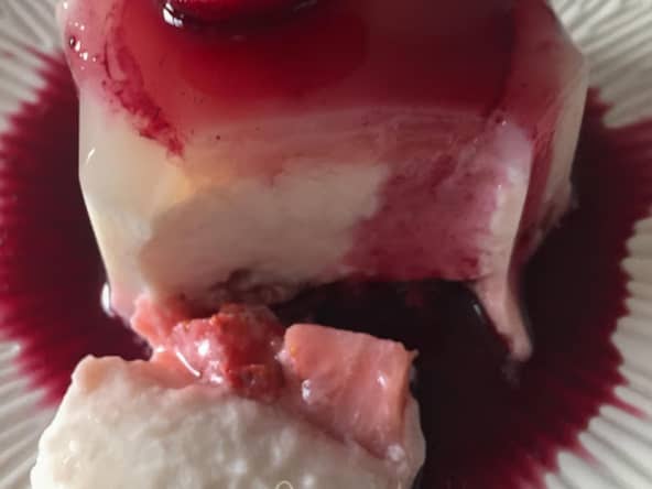 Le blanc-manger au lait d'amandes et aux fraises