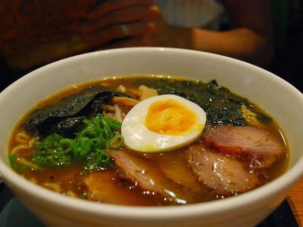 Soupe de ramen au porc et aux oeufs, sauce soja : zuru zuru !