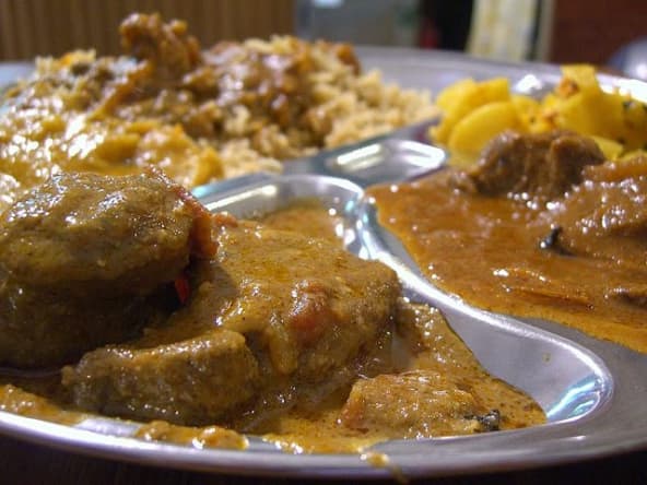 Agneau (mouton) Nihari aux épices indiennes et eau de rose