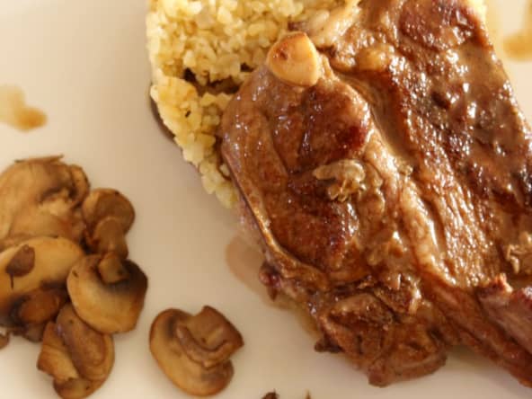 Carré d'agneau, boulgour cremeux et champignons