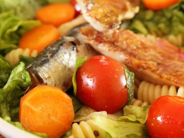 Salade de la mer aux rougets, sardines et tomates cerises