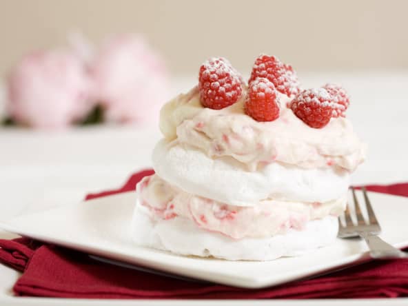Pavlova individuelle et framboises
