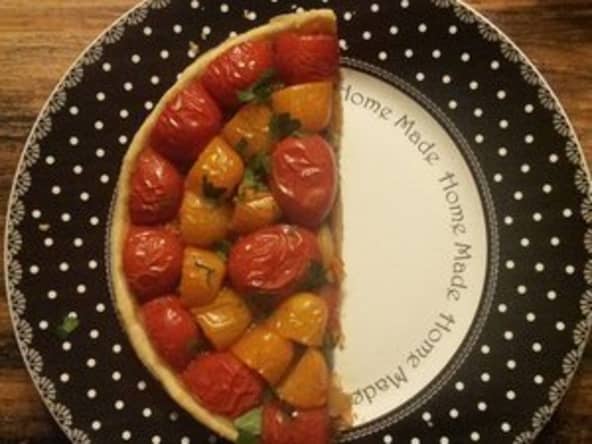 Tarte bi-color aux tomates sur compotée d'oignons