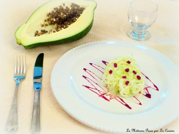 Salade exotique de papaye verte, grenade et lait de coco