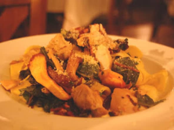 Poulet aux champignons, sauce rose au Vermouth, pâtes pappardelles