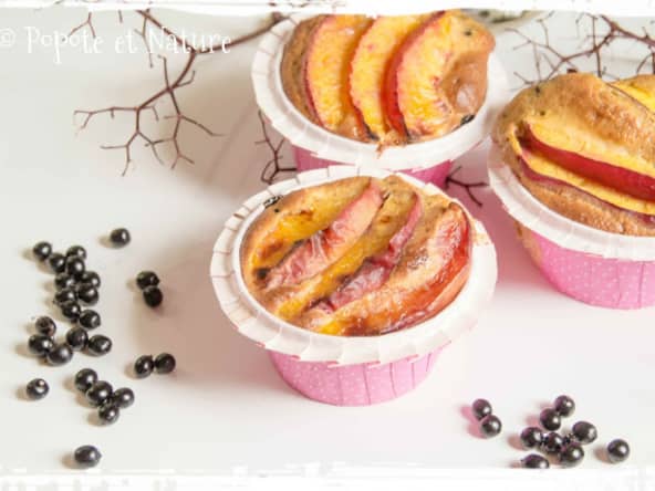 Des petits muffins aux baies de sureau et nectarines