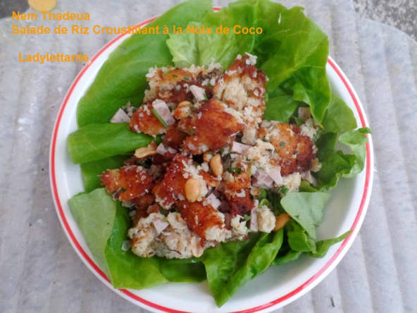 Nem thadeua, salade de riz croustillant à la noix de coco