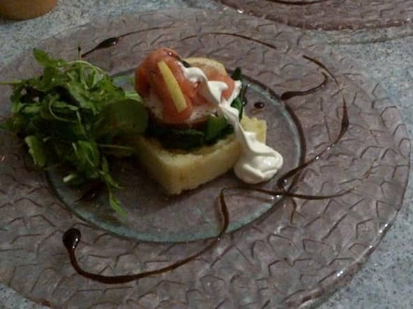 Pyramide de saumon fumé aux jeunes pousses d'épinards et son écrasé de pommes de terre