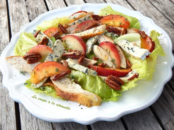 Recette de salade de poulet aux pêches et au bleu simple et rapide