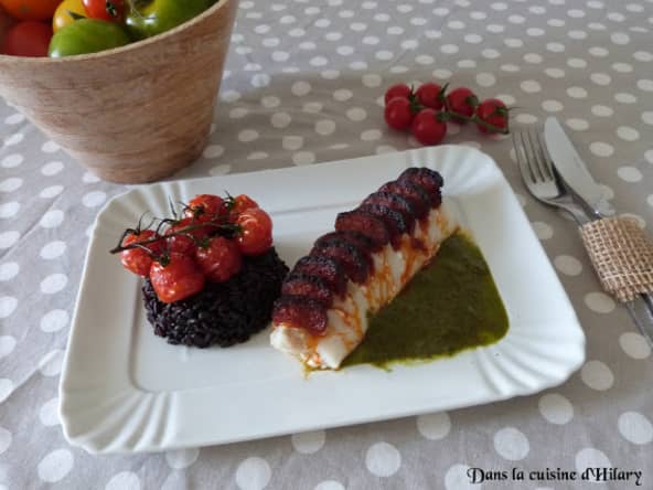 Cabillaud en écailles de chorizo et sa sauce verte au persil, riz noir et tomates cerises confites