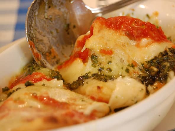 Gratin de raviolis aux saucisses de volaille, champignons, mozzarella, tomates, vin rouge