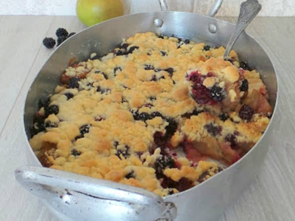 Crumble au pommes caramélisées au sirop d'érable et aux mûres
