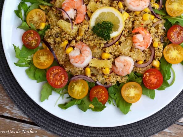 Salade de céréales aux aromates, ananas, maïs et gambas