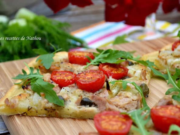 Pizza maison au thon, mozzarella marinée, fenouil confit, tomates cerises et câpres