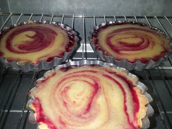 Amandine au coulis de prunes rouges