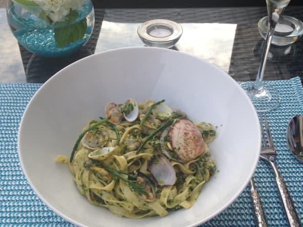 Tagliatelles maison aux coquillages et pesto de persil