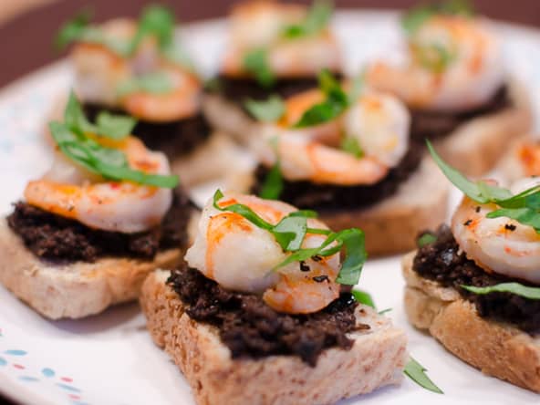 Tapas de crevettes et de tapenade au basilic