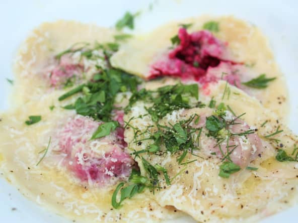 Ravioli à la betterave et au fromage de chèvre frais