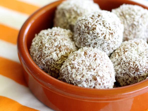 Boules d’énergie à la pulpe de pomme, aux dattes, à la caroube et aux épices