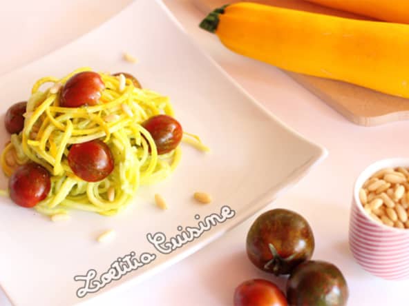 Spaghetti de courgette jaune sauce avocat et citron vert