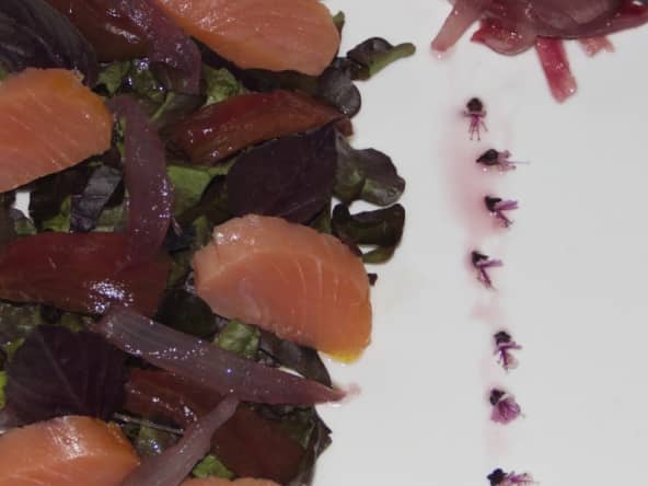 Salade saumon fumé et basilic pourpre