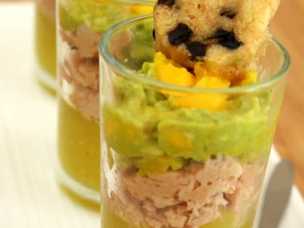 "Green verrine" à la tomate verte, thon et guacamole
