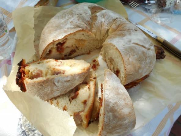 Pain couronne aux tomates séchées, jambon et mozzarella