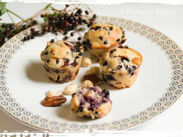 Petits moelleux à la noisette aux baies de sureau et aux fruits secs