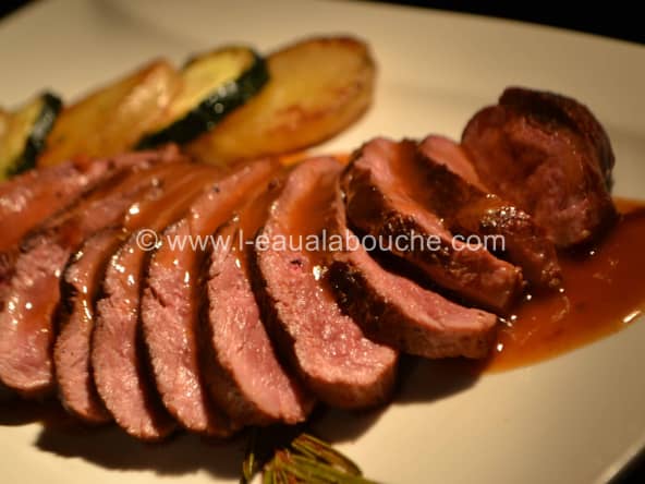 Magret de canard accompagné de courgettes et pommes de terre cuites à la plancha