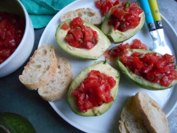 Avocats farcis à la tomate