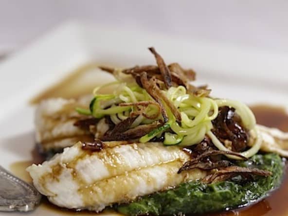 Filets de sole sauce caramel spaghettis de courgette et échalotes frites