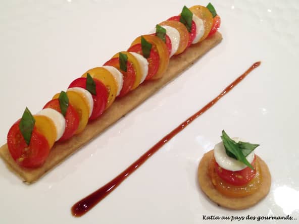 Tomates mozzarella sur sablé au thym