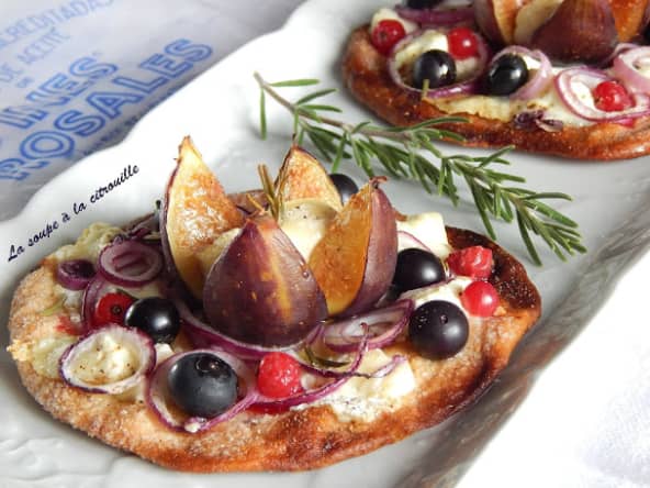 Tarte fine d'automne aux figues, chèvre, fruits rouges et romarin à la façon d'Inés Rosales