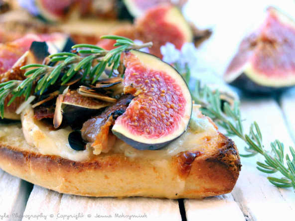 Tartine aux figues, gorgonzola, speck et miel de romarin