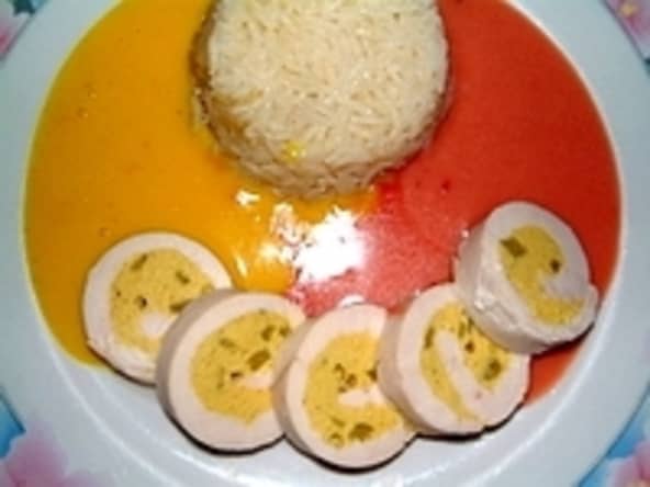 Escalopes de volaille farcies à la farce mousseline et pochées.