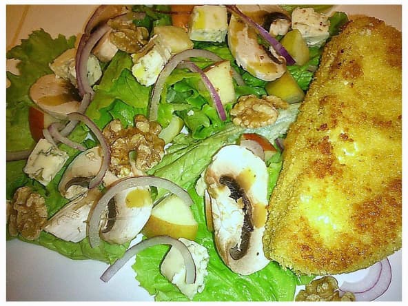 Salade Bleu d'Auvergne, pommes, champignons et son camembert frit
