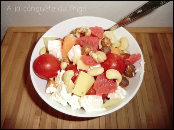 Salade composée exotique au melon, pomelo et fromage