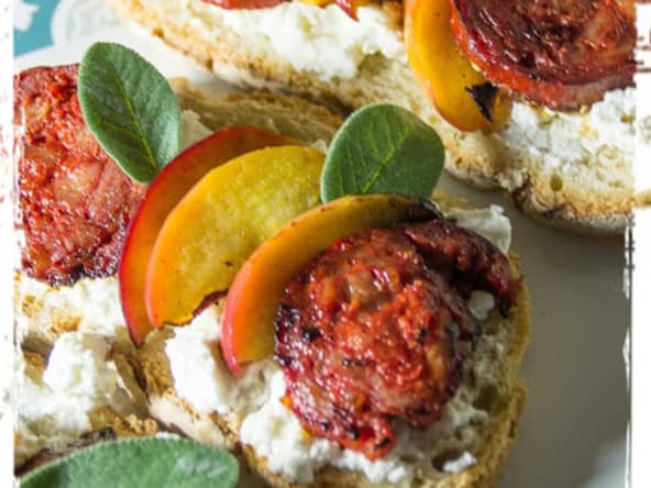 Tartines au chorizo, à la pomme, au chèvre frais et à la sauge