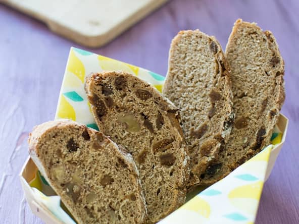Pain complet aux figues et aux noix pour les toasts de fêtes de fin d'année