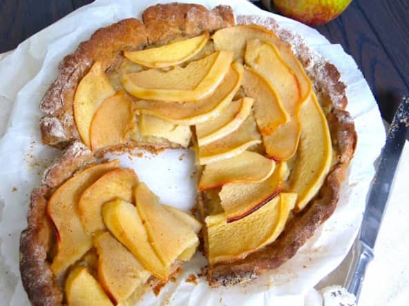 Tarte au sarrasin, compote de pommes et coings pochés à la cannelle