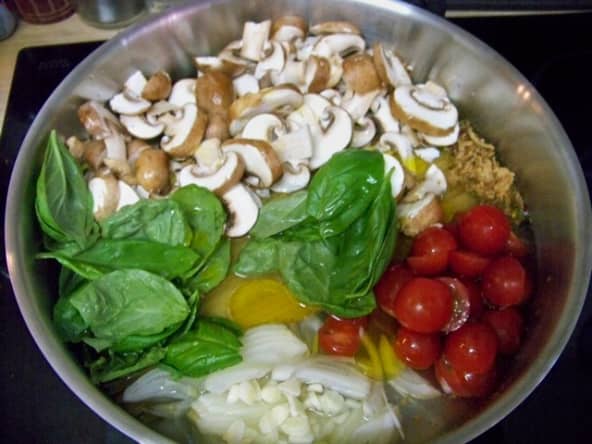 One Pot Pasta aux champignons de Paris, tomates cerises, basilic et parmesan et piment d'Espelette