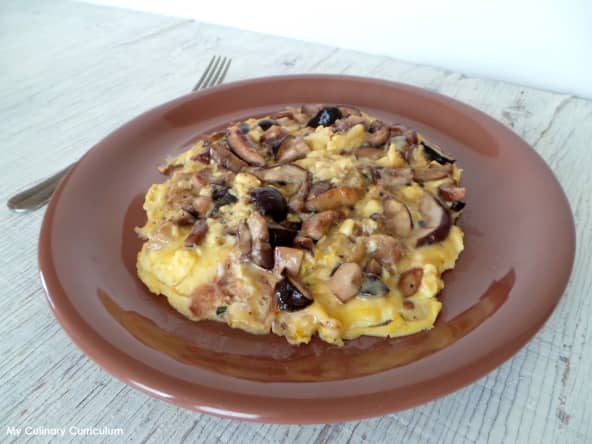 Omelette aux cèpes frais, ail et ciboulette