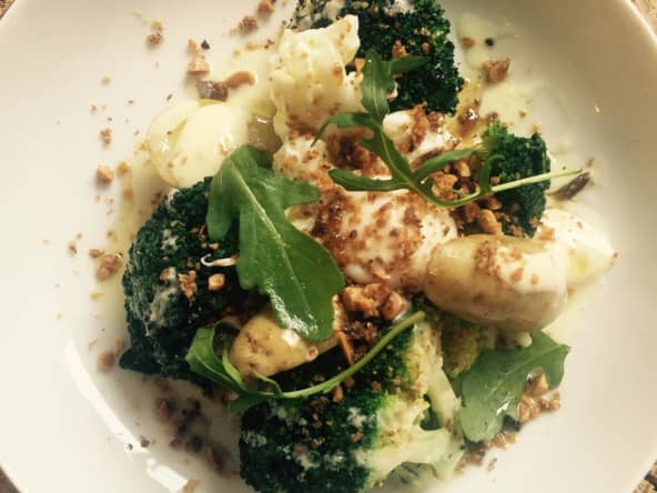 Aïoli de brocoli brulé, oeuf poché, sel d’anchois