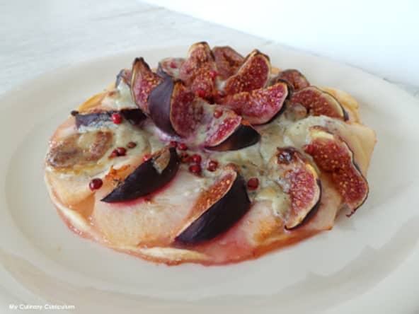 Tarte fine aux figues, poires et crème de St Agur