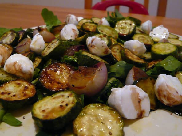 Courgettes marinées en salade, bruschetta au pesto