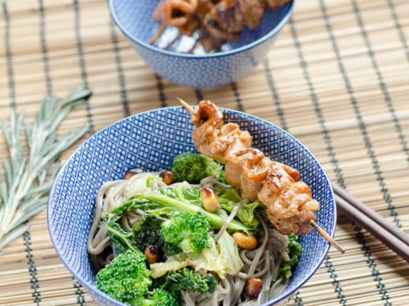 Soba sautées au chou, yakitori de porc au romarin