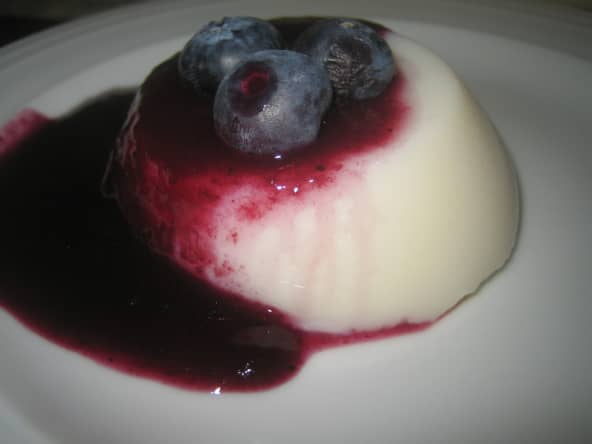 Pana cotta et coulis de myrtilles