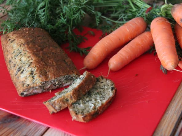 Cake aux fanes de carottes, chèvre et pesto