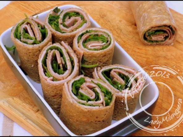 Rouleaux apéritifs de crêpes au jambon et à la roquette